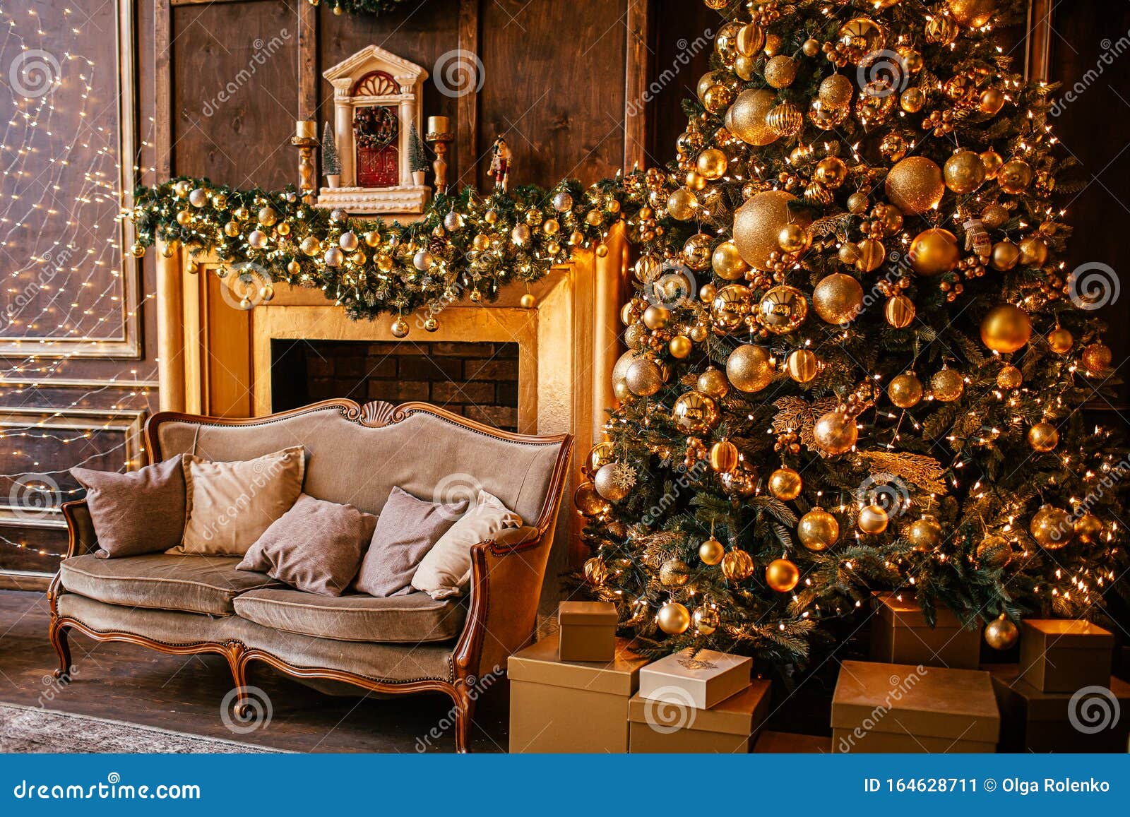 Ánh sáng giáng sinh là điểm nhấn tuyệt vời trong không gian đón lễ Noel. Hãy đến và chiêm ngưỡng những bức ảnh đầy cảm hứng về ánh đèn lung linh, tạo nên không khí đầy ấm áp trong nhà.