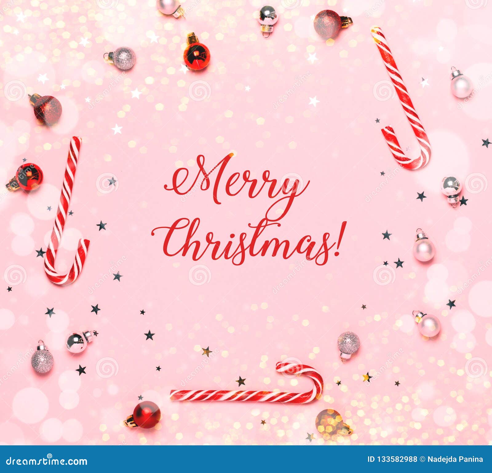 Chữ Giáng sinh trên nền background hồng thật dễ thương và ngọt ngào. Bộ chữ của bức tranh được thiết kế tinh tế và nổi bật trên nền background hồng, giúp bạn cảm thấy hạnh phúc và yêu đời hơn.