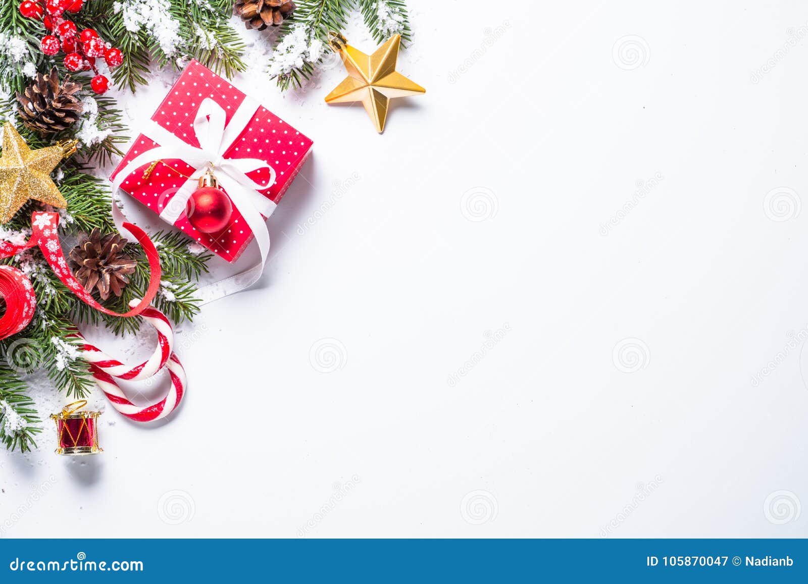 Hãy để Nền trắng quà tặng Giáng sinh sang trọng mang đến cho bạn những trải nghiệm đáng nhớ trong dịp lễ này. Những món quà đẹp và đặc biệt chắc chắn sẽ làm gan của người nhận rung động. Với những hộp quà trắng tinh khiết và thiết kế tinh tế, bạn sẽ không thể chối từ món quà tuyệt vời này. Nhấn vào hình ảnh ngay để khám phá các sản phẩm quà tặng độc đáo này.