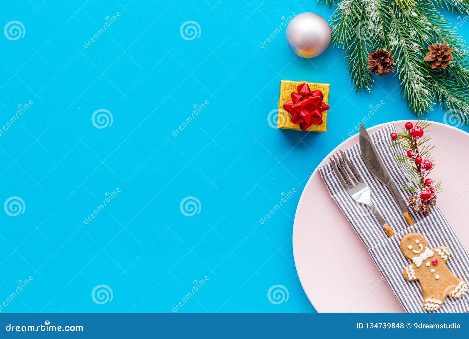 Christmas Dinner Decoration with Gift Box, Plate and Fir Tree Blue ...