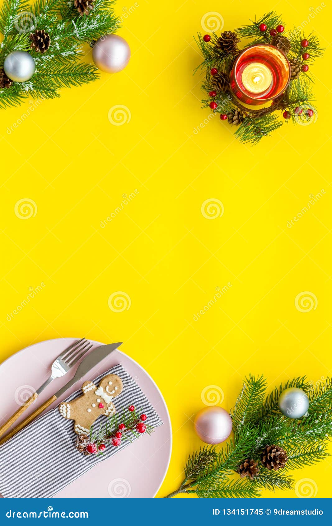 Christmas Dinner Decoration with Gift Box, Plate and Fir Tree Yellow ...