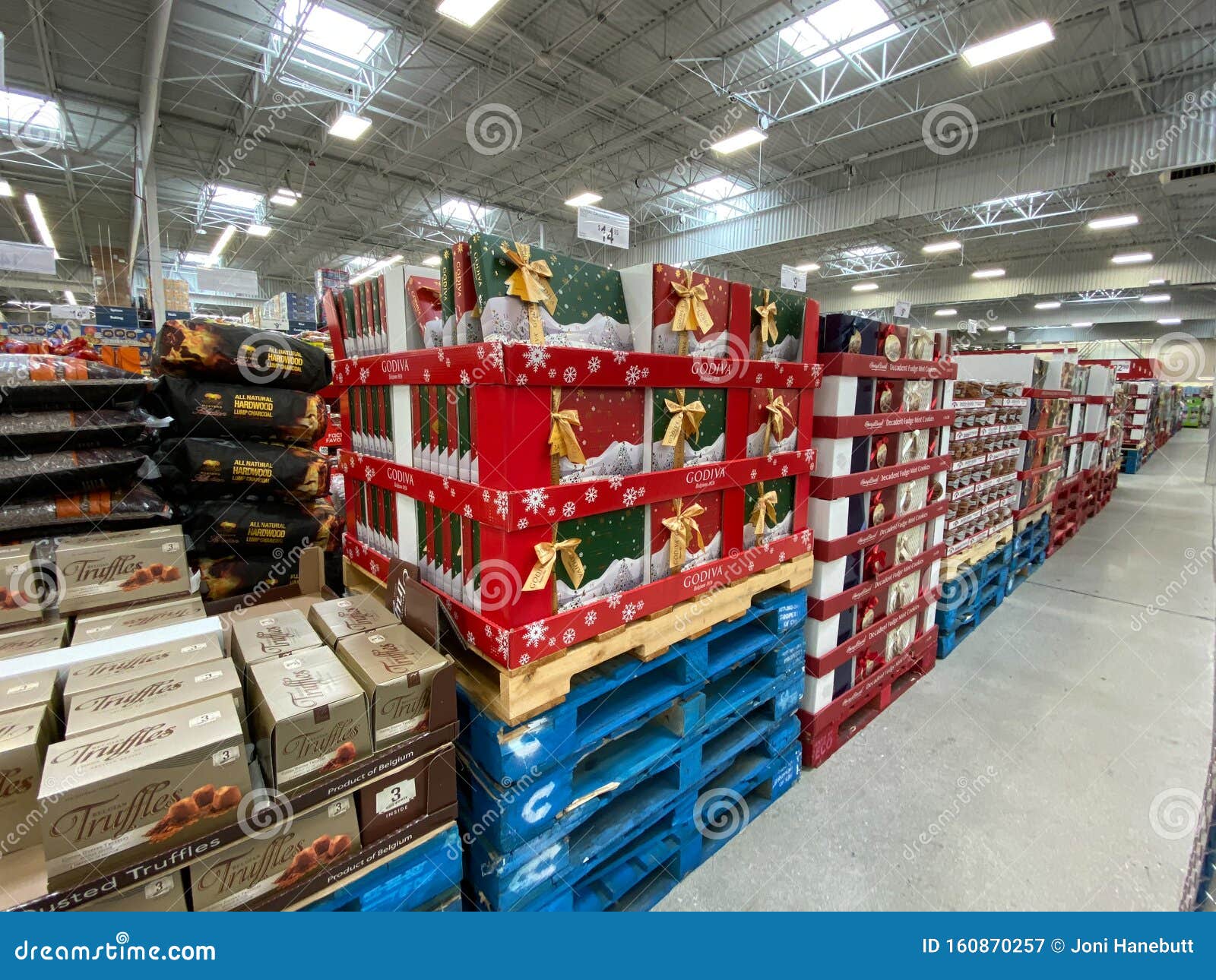The Christmas Gift Aisle of a Sams Club Wholesale Retail Store Editorial  Photography - Image of interior, cart: 160870257