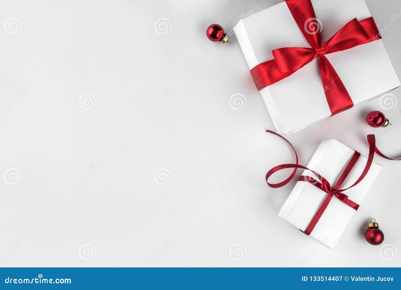 Mùa Giáng sinh sắp đến, bạn đã chuẩn bị những món quà đầy yêu thương cho người thân và bạn bè chưa? Hộp quà Giáng sinh là lựa chọn hoàn hảo để gửi gắm thông điệp yêu thương đến mọi người. Hãy xem hình ảnh các chiếc hộp quà được trang trí đẹp mắt để có thêm ý tưởng cho món quà của mình nhé!