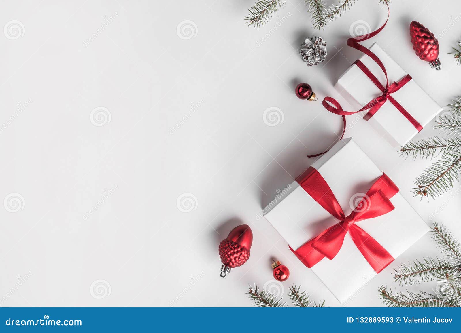 Nếu bạn yêu thích mùa Giáng sinh, hộp quà Giáng sinh trên nền trắng chắc chắn sẽ khiến bạn phát cuồng! Tất cả vật dụng đều được sắp xếp cẩn thận trên nền trắng tinh khiết để tạo nên một bức tranh đẹp mắt. Hãy nhấn vào hình ảnh để khám phá những điều bất ngờ và tinh tế bên trong chiếc hộp quà Giáng sinh tuyệt vời này!