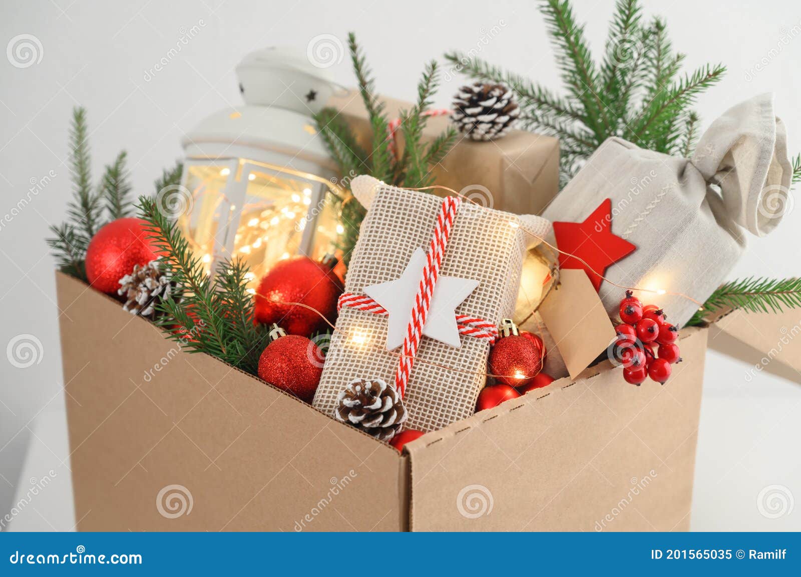 Christmas Gifts in Eco-friendly Reusable Packaging and Decorations ...