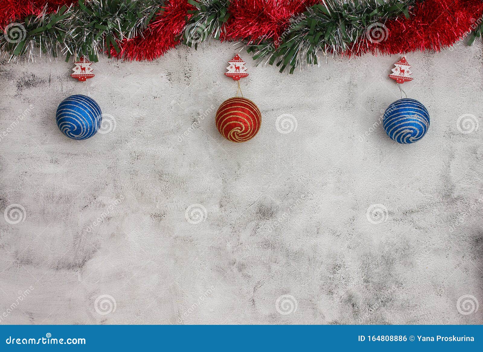 Để làm nên một không gian Giáng sinh lung linh, nền động màu xám với các quả cầu màu đỏ và xanh là sự lựa chọn hoàn hảo. Sự cân đối giữa các gam màu mạnh mẽ sẽ giúp cho không gian của bạn trở nên sống động và đầy sức sống.