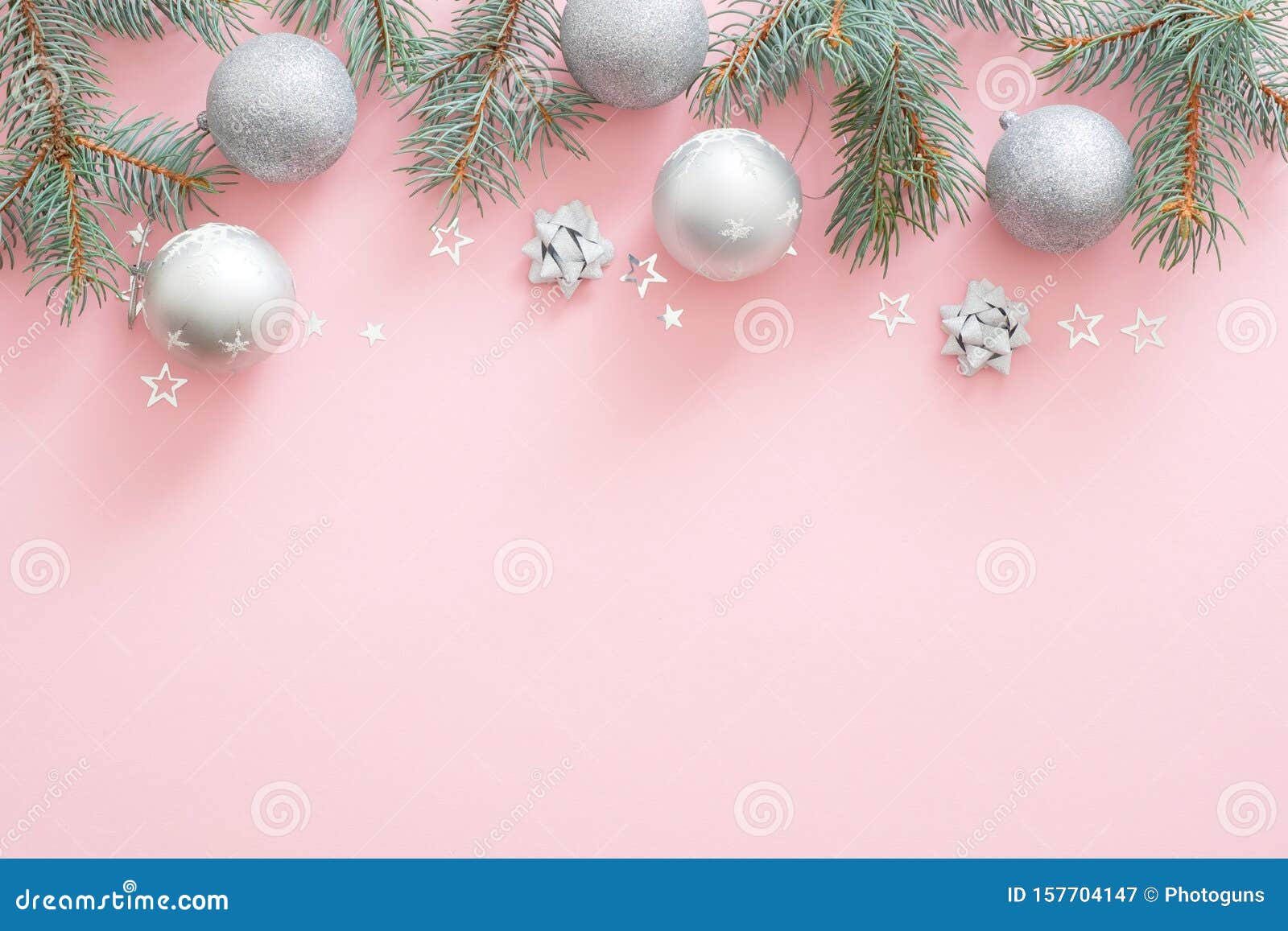 Nền đồ hoạ Giáng sinh hồng nhẹ nhàng và dịu dàng mang đến không khí lễ hội ấm áp đầy màu sắc. Đây là thời điểm để tất cả chúng ta kết nối và chia sẻ niềm vui cùng nhau. Hãy vào xem hình ảnh để tận hưởng không gian noel hồng tươi tắn ấy.