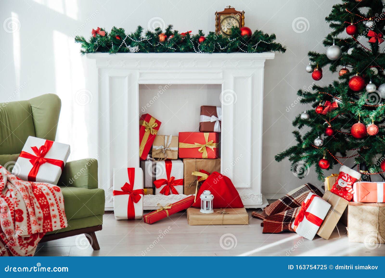Những hình nền Giáng sinh đầy màu sắc sẽ khiến cho không gian nhà bạn thêm phần ấn tượng và sang trọng. Tự hào khoe tài sản mới của mình bằng những bức ảnh khoảng trống đẹp và quyến rũ. Hãy dành thời gian ngắm nhìn để lấy cảm hứng và đón một mùa Giáng sinh thật đáng nhớ trong ngôi nhà của bạn.