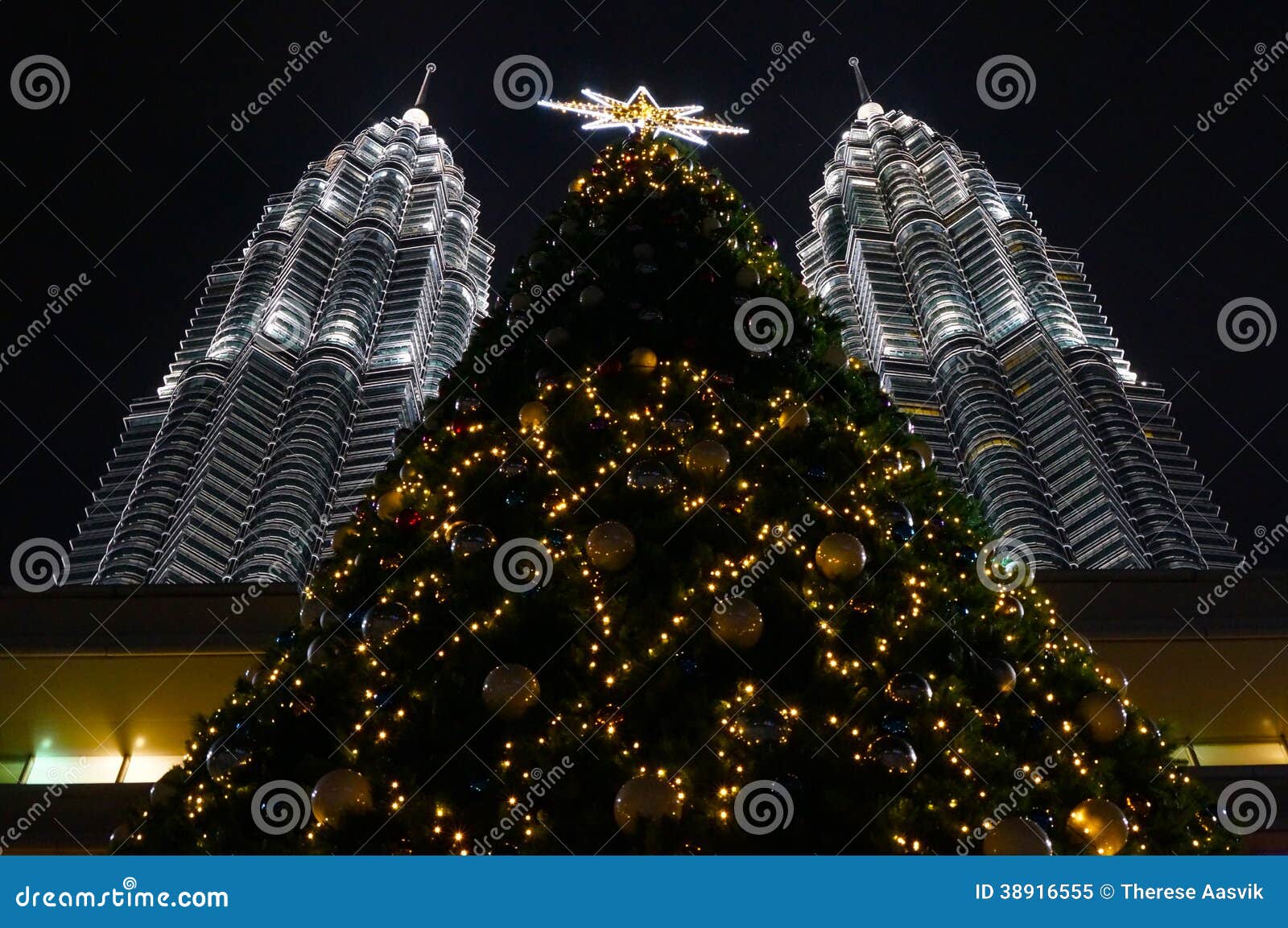 Christmas in Kuala Lumpur. An enormous Christmas tree adorns the entrance to the Suria KLCC shopping mall at the base of the Petrona Towers, Kuala Lumpur, Malaysia.