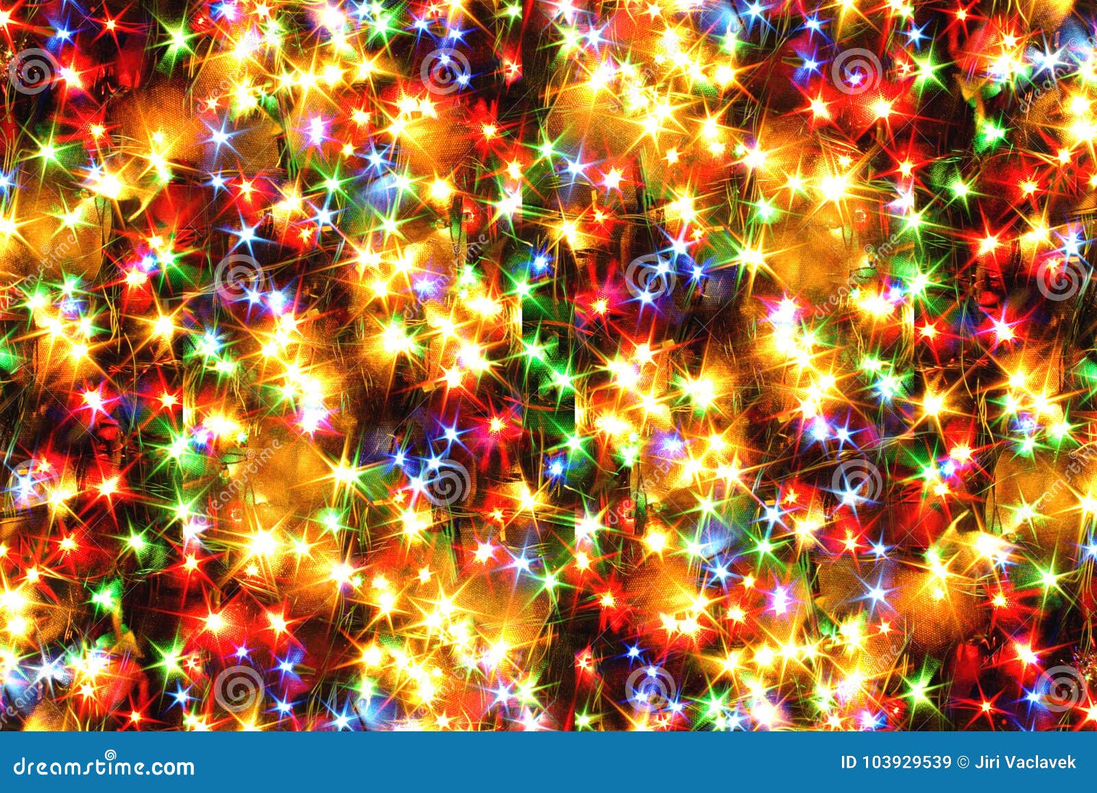 Đèn sáng rực rỡ đong đầy không gian, những hạt tuyết giữa muôn vàn ánh sáng rực rỡ đã tạo nên những bức hình kì diệu để bạn có thể đắm chìm vào không gian mùa Giáng Sinh ấm áp.