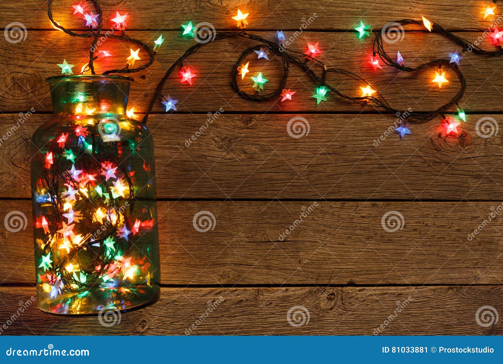 Ánh sáng Giáng sinh gắn liền với không khí lễ hội ấm áp tình thiết mỗi năm. Bạn có thể tưởng tượng được không gian một căn phòng ấm cúng với ánh đèn Noel lung linh và đầy rực rỡ? Hãy chiêm ngưỡng ngay hình nền gỗ với ánh sáng Giáng sinh tuyệt đẹp để thêm phần lung linh cho màn hình máy tính của bạn!