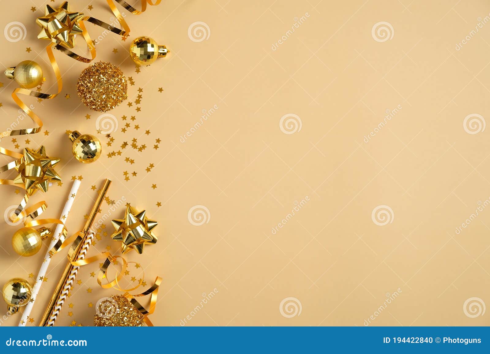 Giáng Sinh là thời điểm cuối năm đầy ý nghĩa. Hãy đón chào mùa lễ hội đầy màu sắc với thiết kế thiệp mời Giáng Sinh nền vàng phẳng thiết kế độc đáo và tuyệt vời. Hãy xem qua hình ảnh minh họa để cảm nhận sự ấm áp của mùa lễ hội.