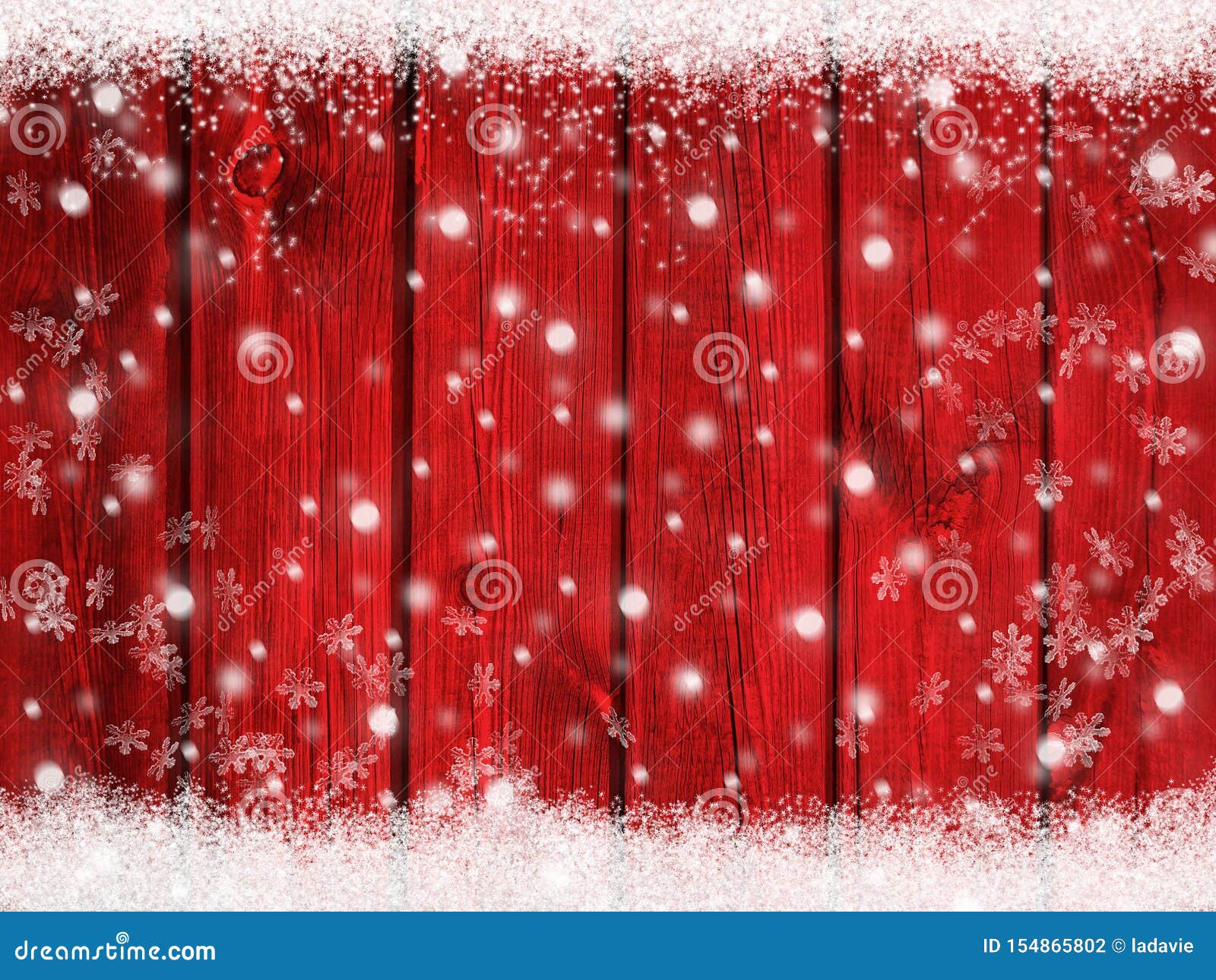 Nền tuyết phủ đỏ rực rỡ, tạo nên khung cảnh đẹp như trong mơ. Hãy bấm vào hình ảnh để chiêm ngưỡng sự độc đáo và hút mắt của nó.