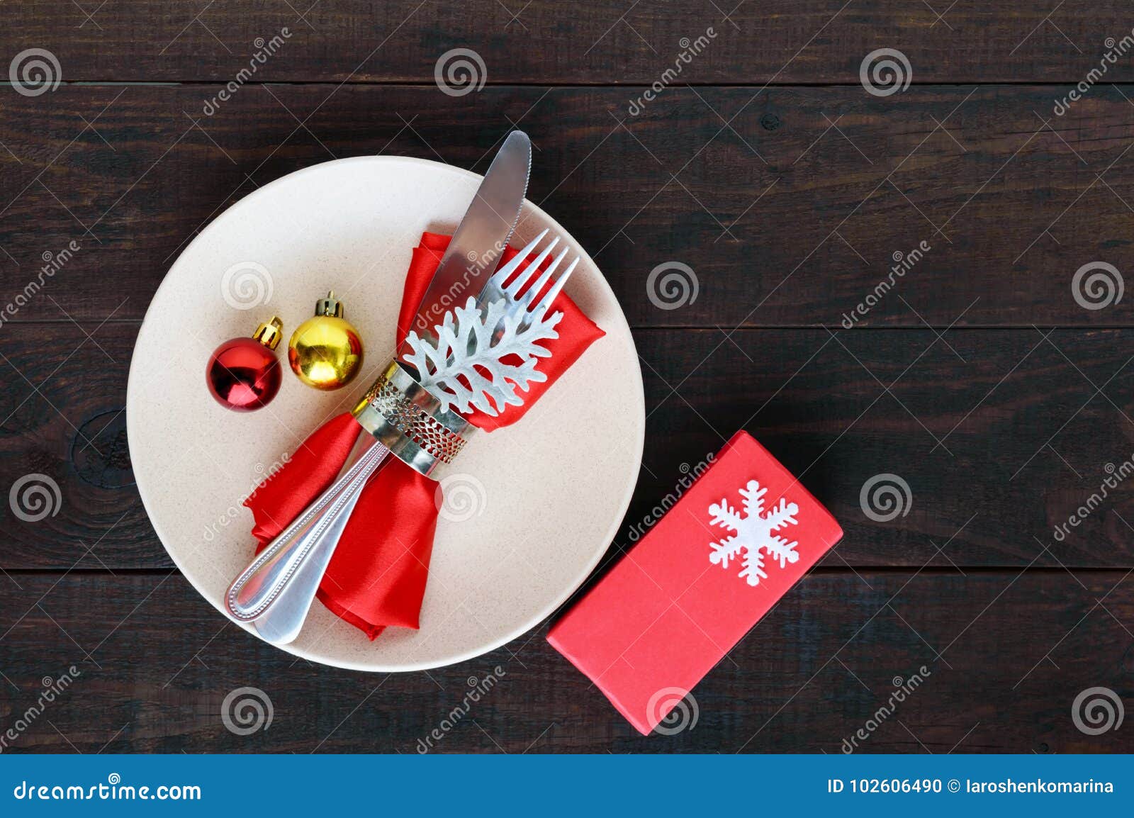Christmas Table Decoration. Christmas Dinner Plate, Cutlery Decorated ...
