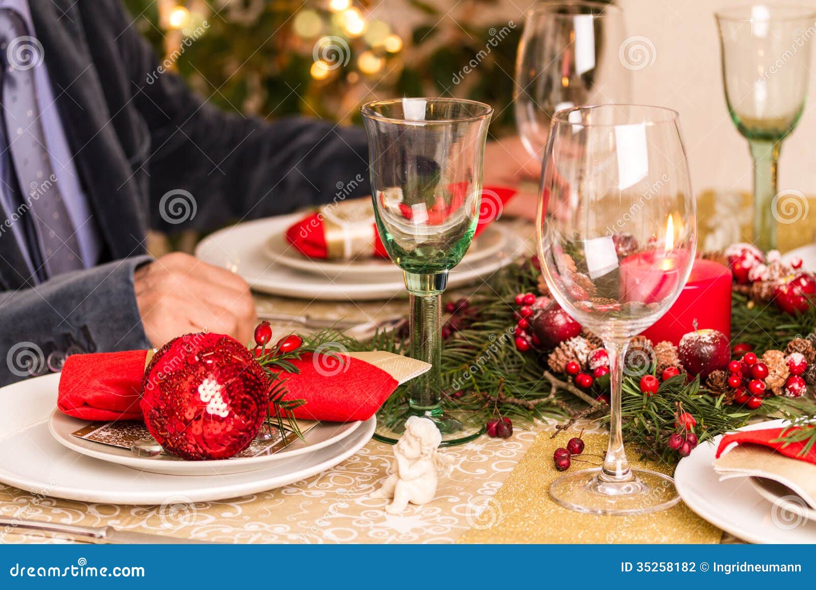 lige Stræbe overrasket Christmas Table Setting with Holiday Decorations Stock Photo - Image of  christmas, interior: 35258182