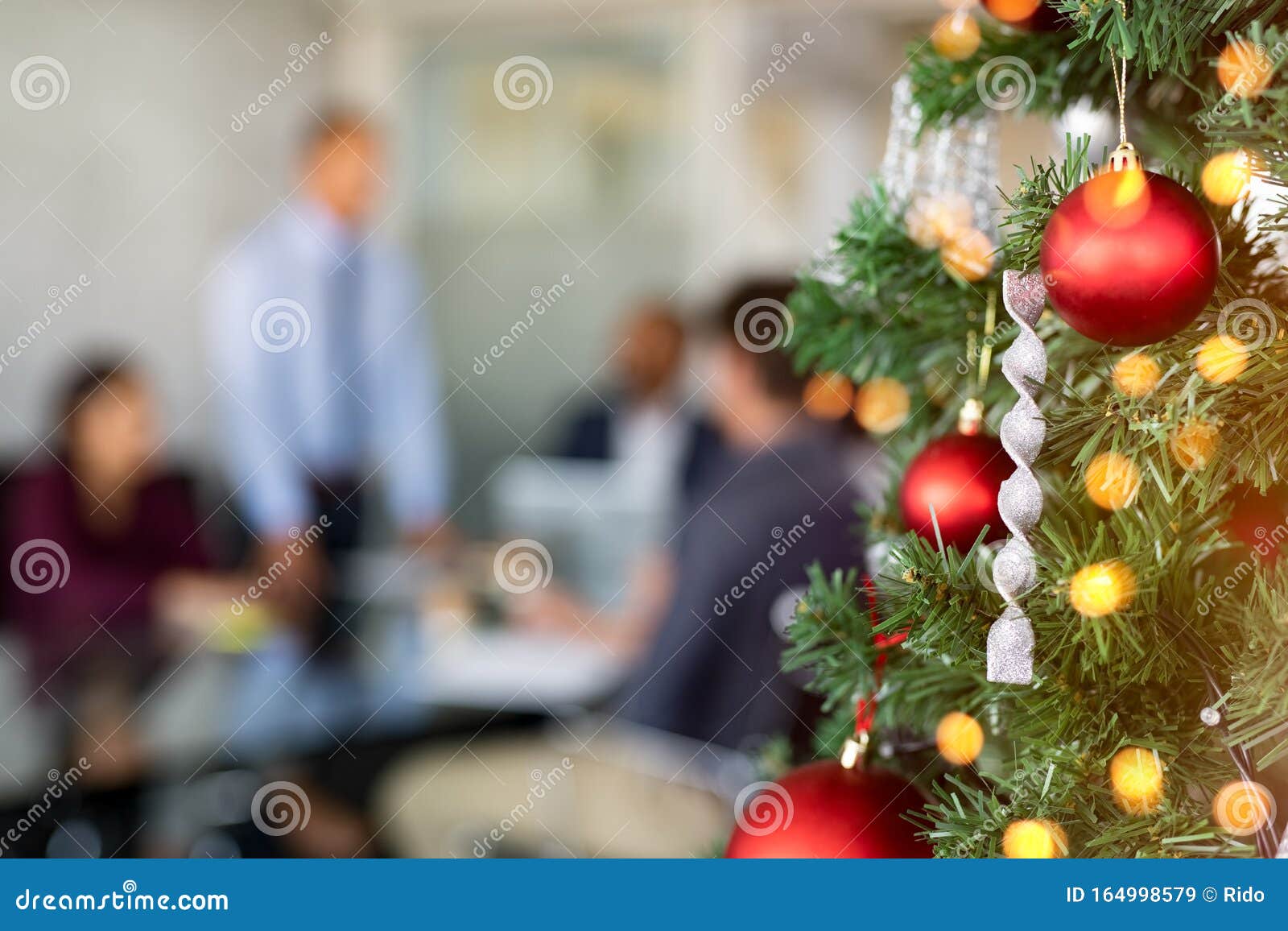 Hãy thể hiện tình yêu thương của bạn với cây thông Giáng sinh và trang trí bàn làm việc của mình ngay từ bây giờ. Với hình ảnh cổ phiếu cây thông Giáng sinh trong văn phòng kinh doanh, bạn sẽ có được một không gian làm việc tràn đầy năng lượng và niềm vui.