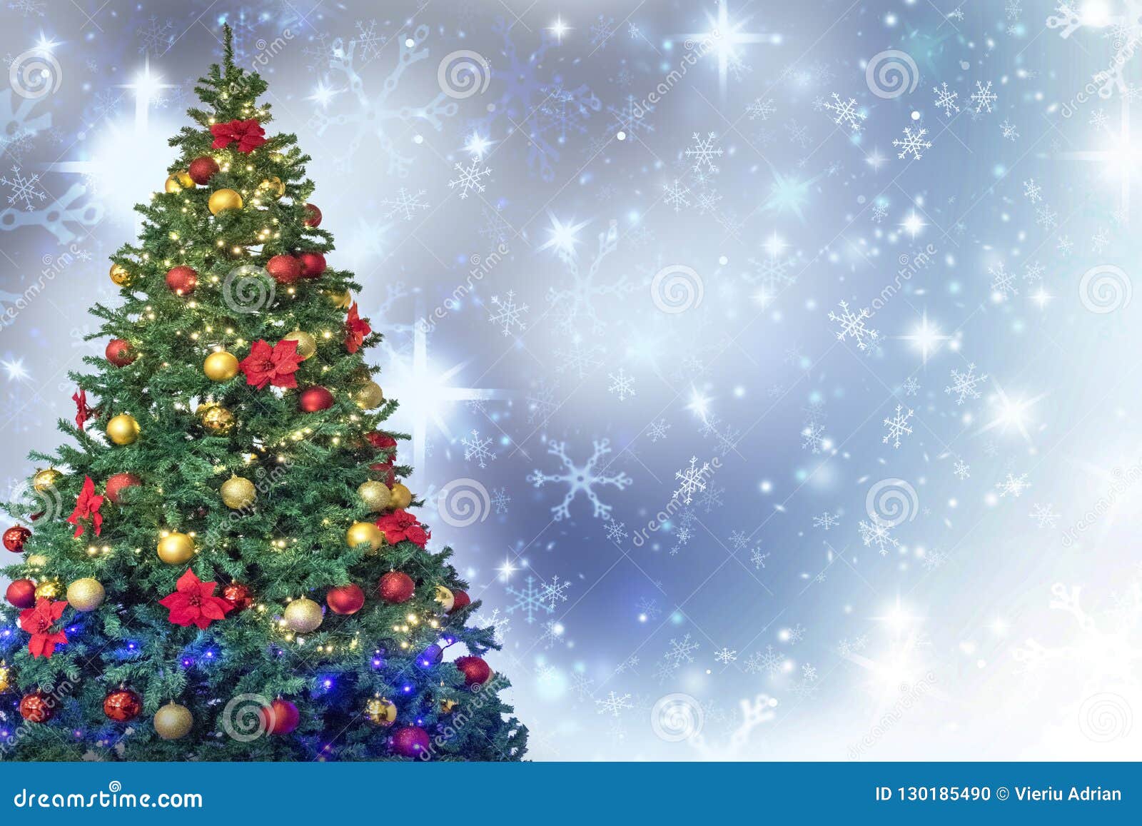 Để tạo không khí Giáng sinh ấm áp, bạn đừng bỏ lỡ hình ảnh trang trí cây thông đón Giáng Sinh! Những đèn nhấp nháy, những trang trí nhỏ xinh, tất cả tạo nên một bức tranh đẹp và lung linh.
