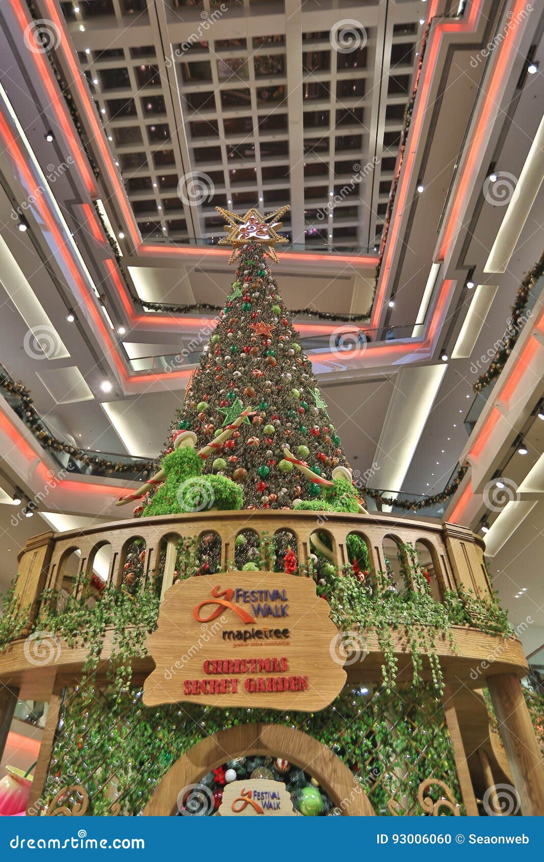 The Christmas Tree at Mall 2016 Editorial Image Image of green, mall