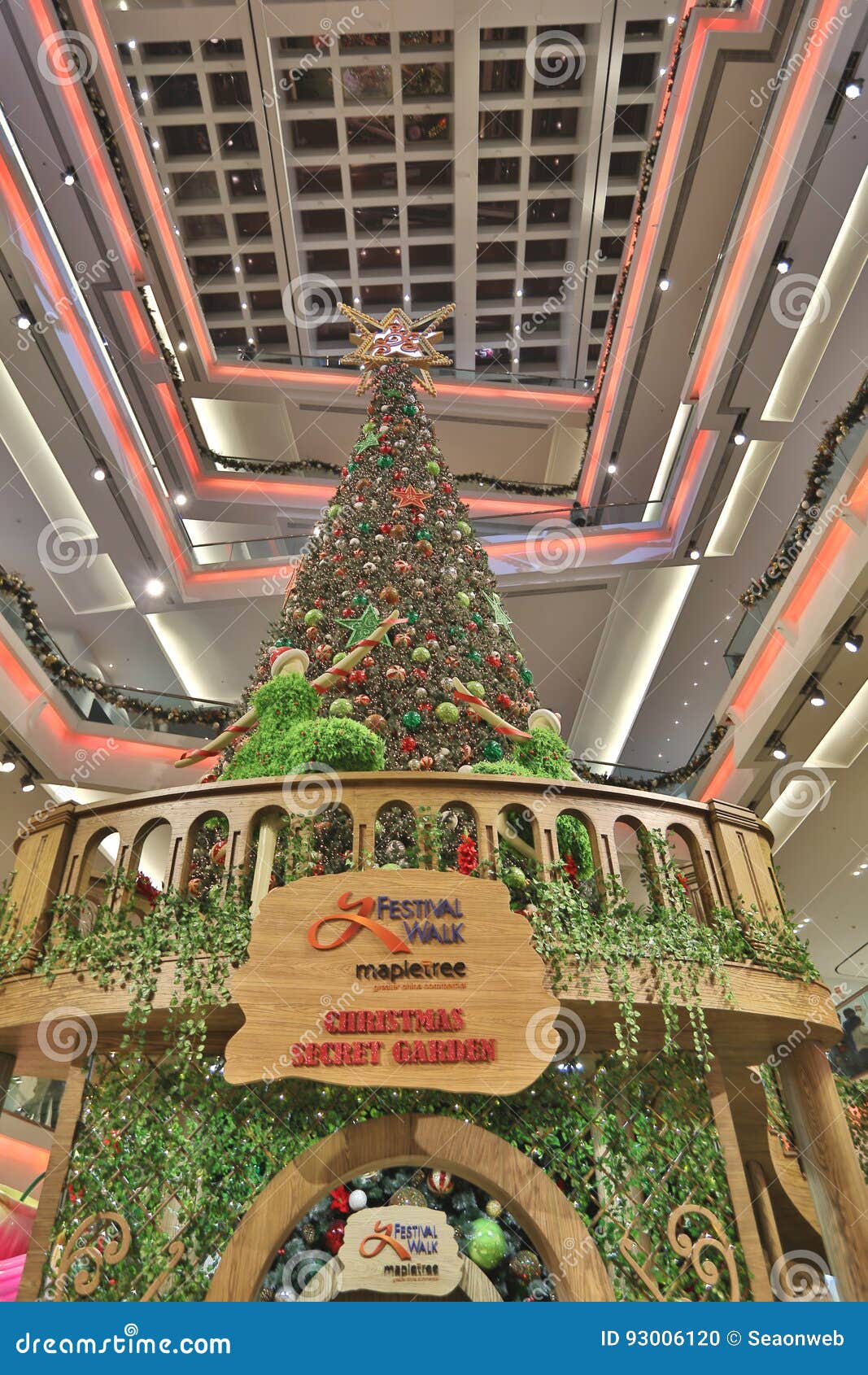 Christmas Tree at Mall 2016 Editorial Image - Image of tree, display
