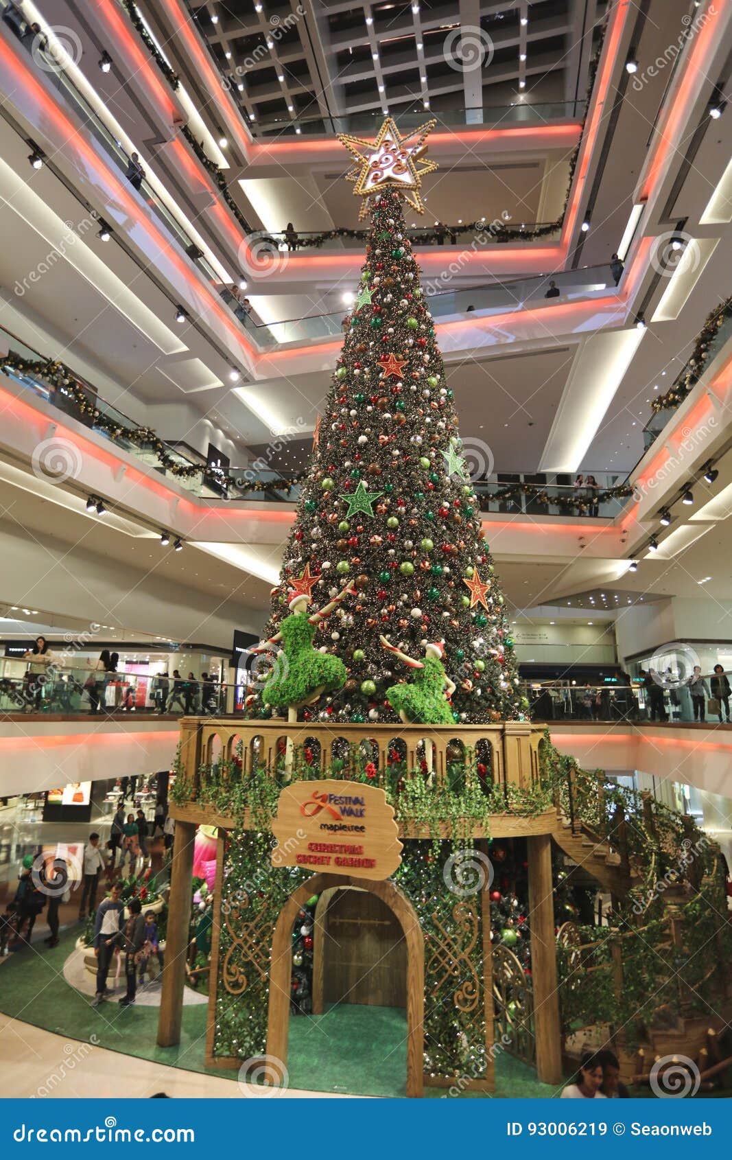 Christmas Tree at Mall 2016 Editorial Stock Image - Image of ball, star
