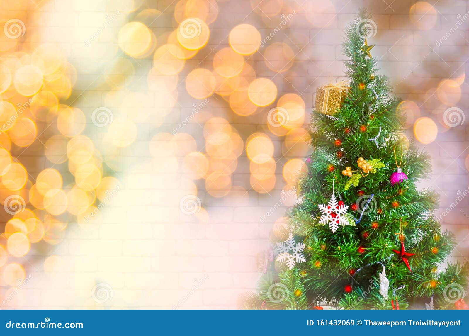Christmas Tree with Christmas and New Year Holidays Bokeh Background ...
