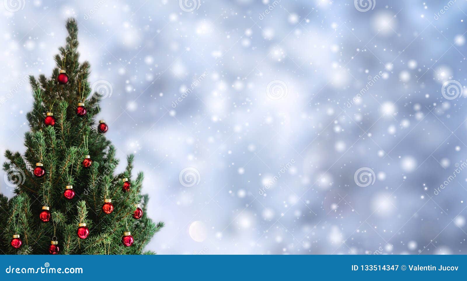 Cây Giáng Sinh: Cây Giáng sinh là biểu tượng không thể thiếu trong mỗi gia đình, mỗi không gian trang trí trong mùa lễ hội Giáng sinh. Cùng chiêm ngưỡng những mẫu cây Giáng sinh đa dạng, độc đáo, sáng tạo được trang trí bởi những loại phụ kiện khác nhau để tạo nên một không gian thật lung linh.