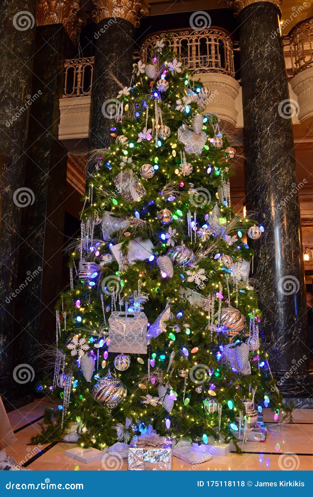 Christmas Tree at the St Francis Hotel, San Francisco Editorial Stock