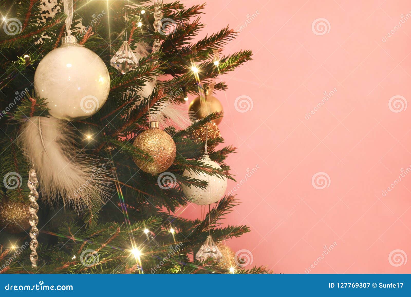 Cây thông đêm Noel trang trí vàng trắng trên nền hồng thật tuyệt vời và đặc biệt. Nếu bạn đang muốn tìm một mẫu thiết kế độc đáo, sang trọng để trang trí cho Ngày lễ Giáng sinh, hãy cùng xem những hình ảnh đầy ấn tượng về cây thông vàng trắng trên nền hồng.