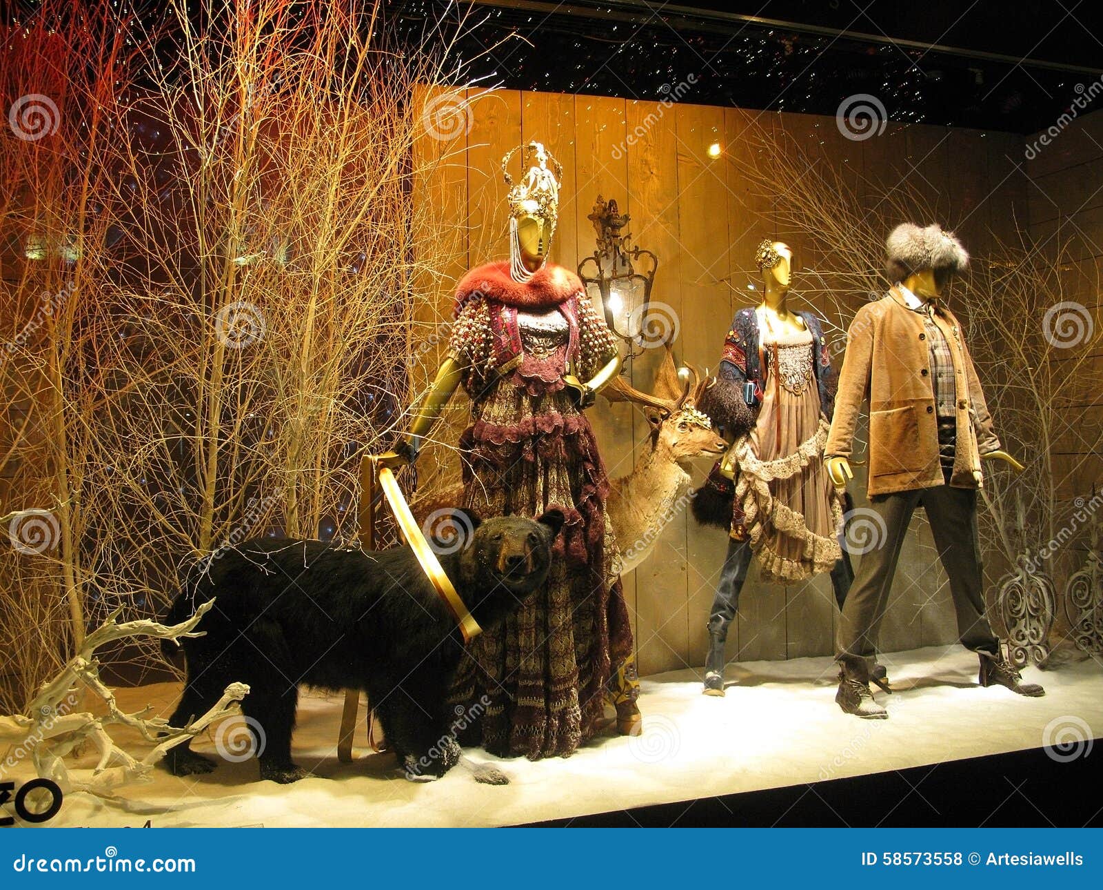 The most beautiful Christmas window displays of Parisian fashion