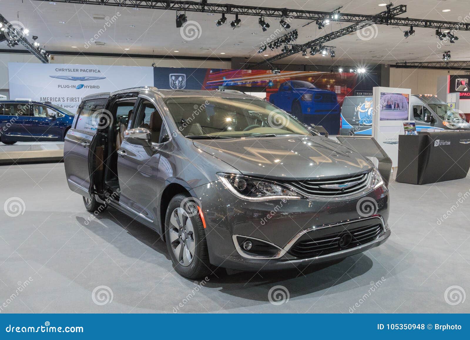 Chrysler Pacifica Hybryd Na Pokazie Podczas Losu Angeles