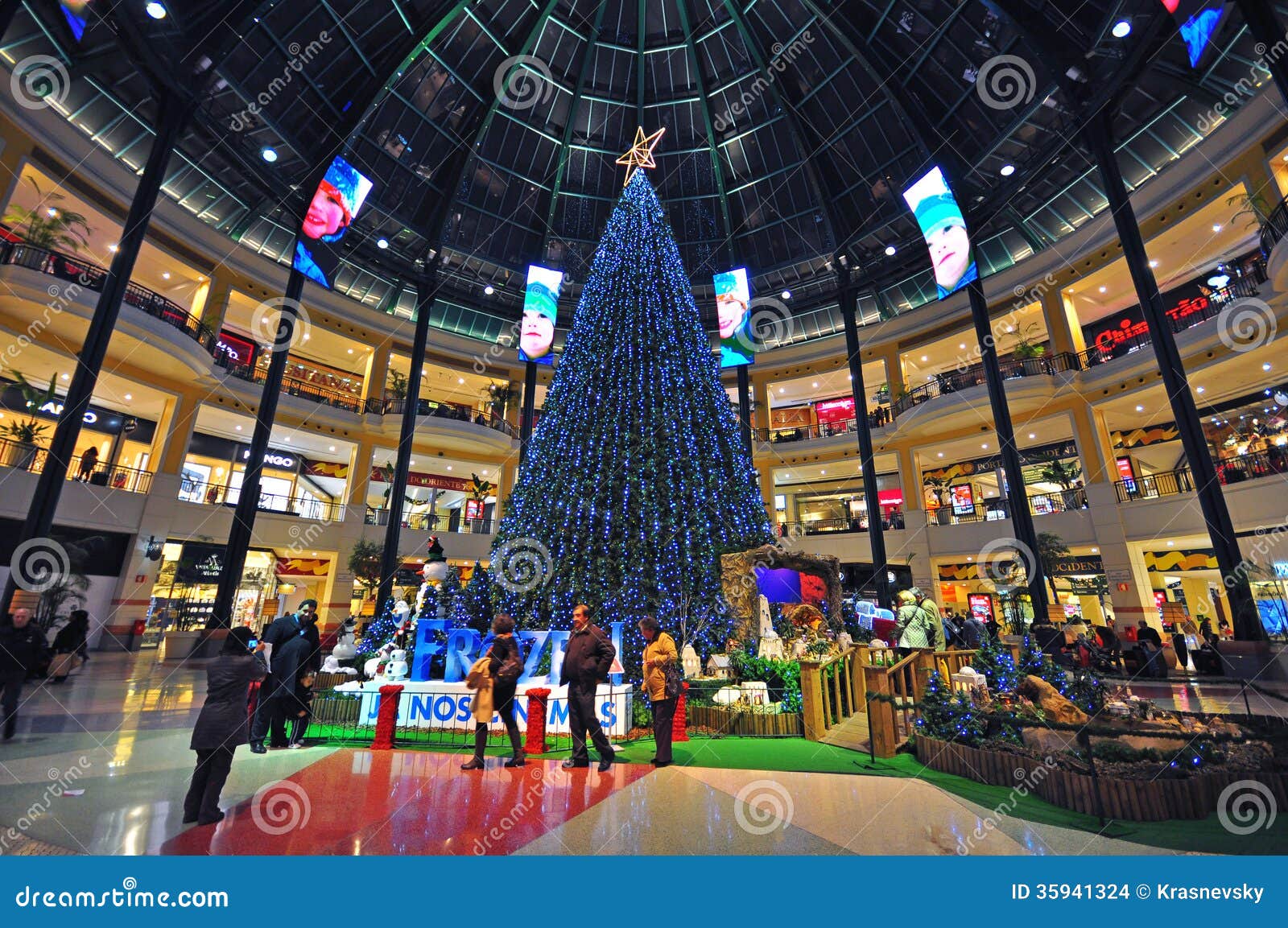 Chtistmas Eve In Shopping  Mall Editorial Stock Image 