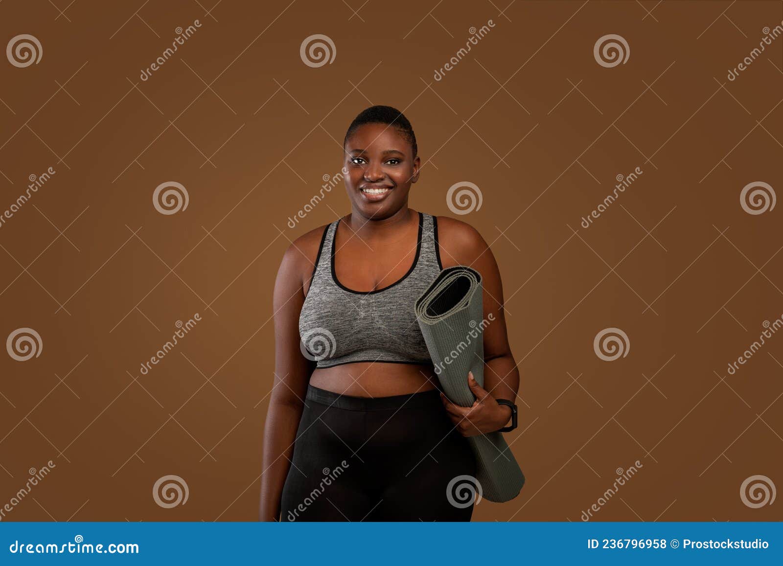 Chubby Black Woman Holding Yoga Mat at Studio Stock Photo - Image