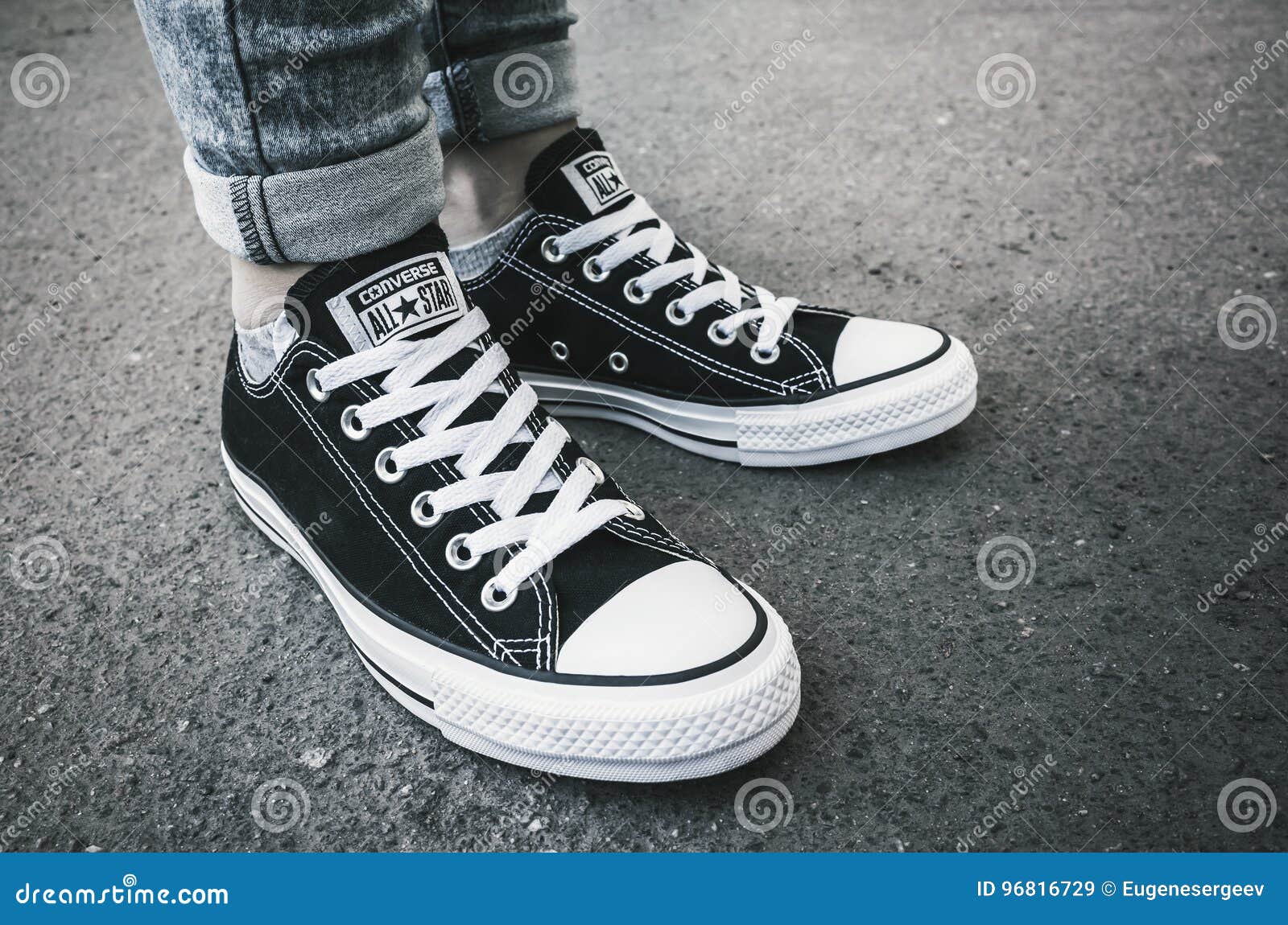 Kasvetli converse low on feet 