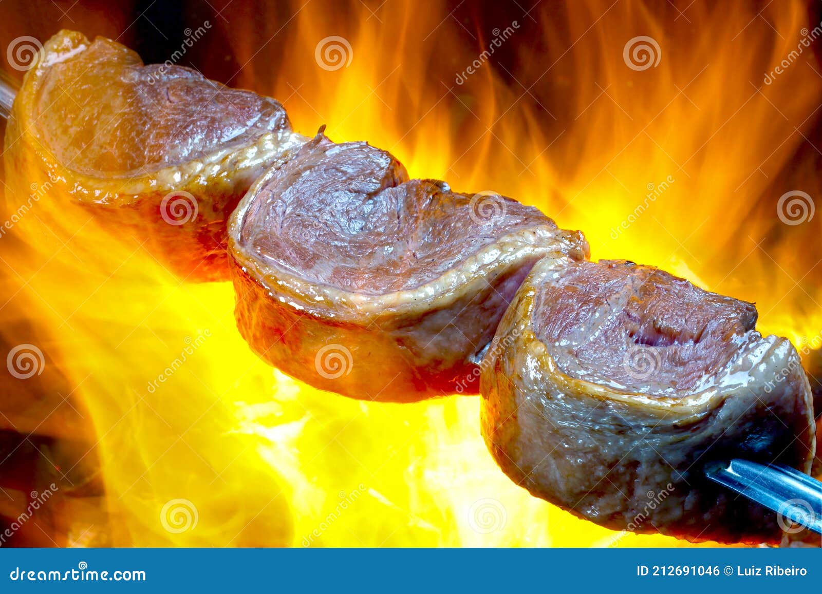 Bife de churrasco no espeto sobre fundo preto gastronomia brasileira