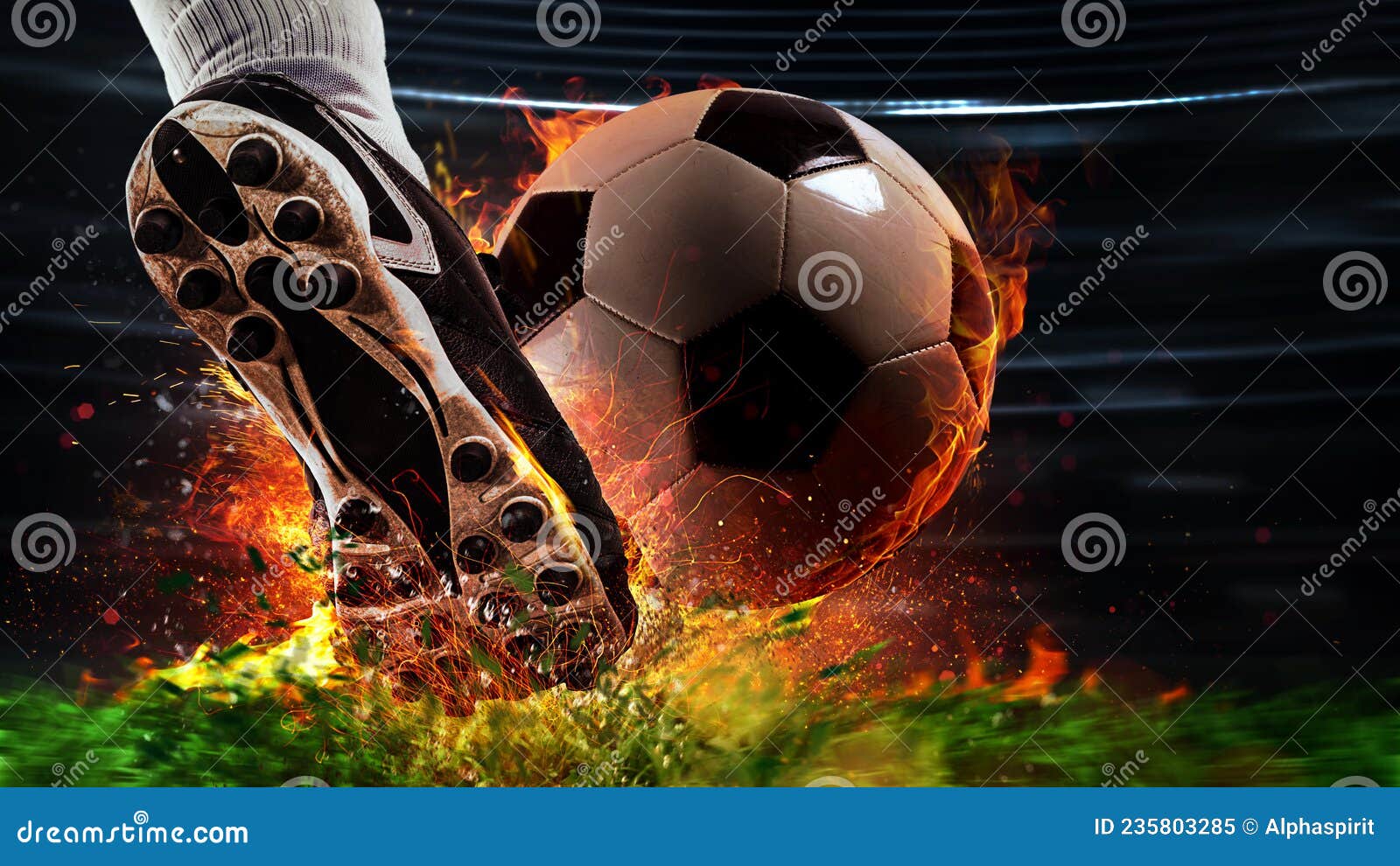 Chute Poderoso De Jogador De Futebol Com Bola De Fogo Imagem de