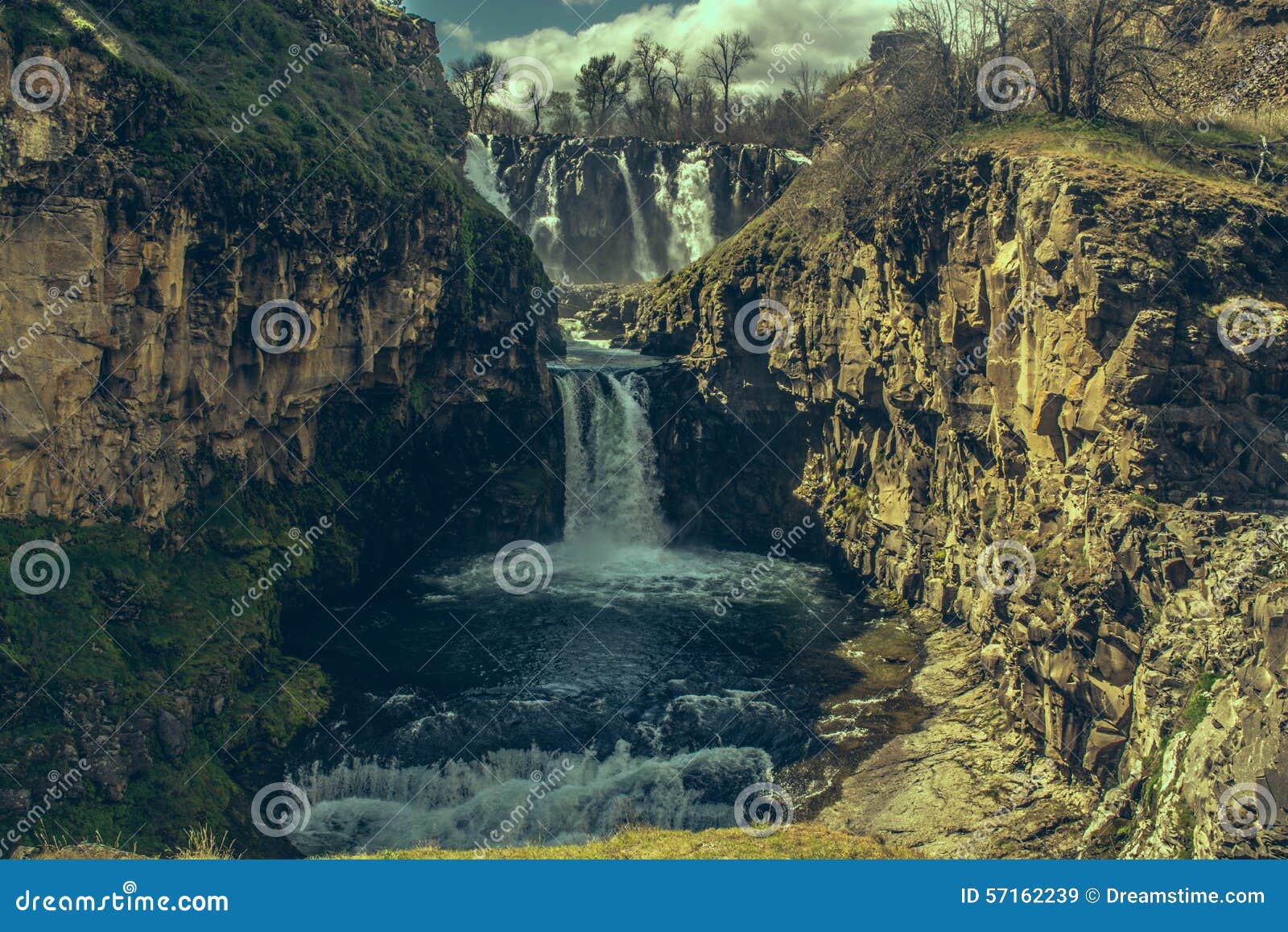 Chutes en belle gorge. Les chutes de cascade coulent vers le bas de la montagne sur la gorge