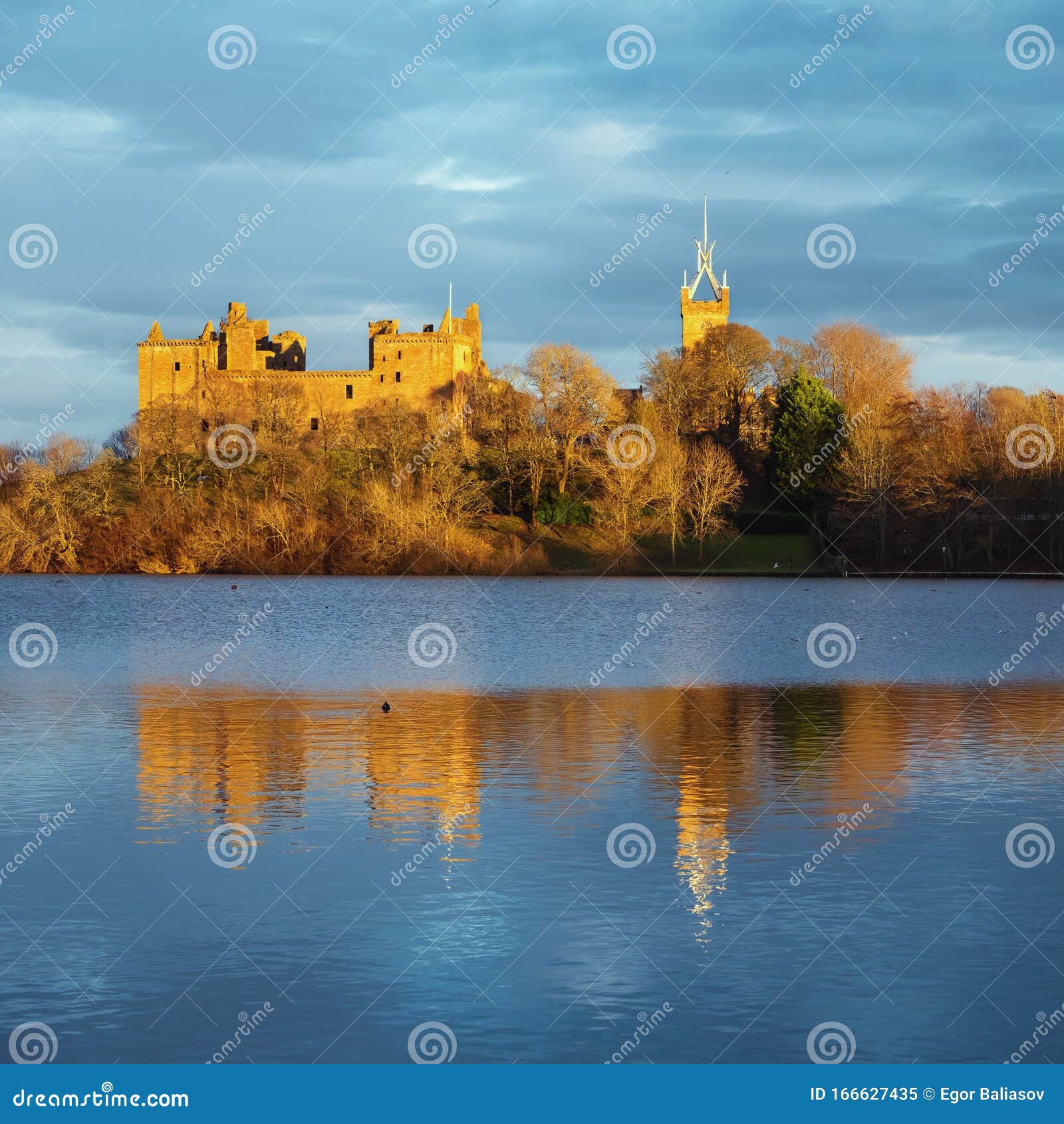 Château médiéval sur le lac éclairé par le coucher de soleil Palais de Linlithgow, En écosse