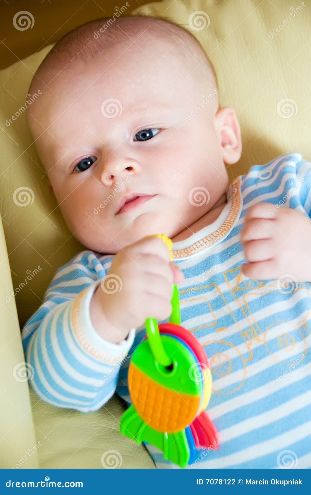 Chéri pensive avec le jouet se trouvant sur le sofa