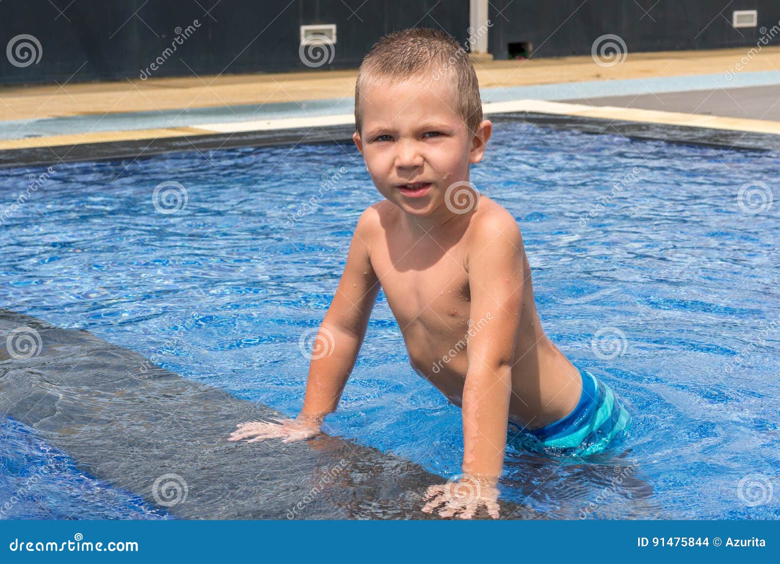 chłopiec dopłynięcie i bawić się w basenie zdjęcie stock obraz