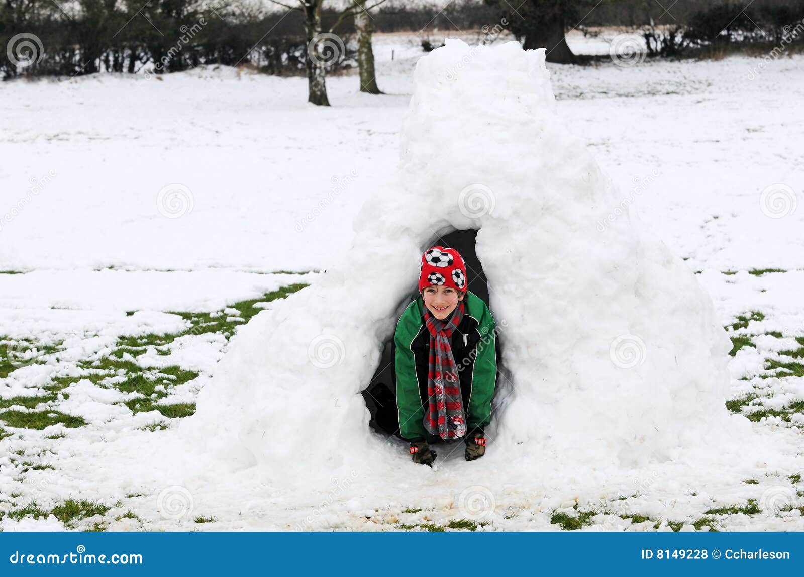 Chłopiec igloo śnieg. Chłopiec igloo portreta śnieg