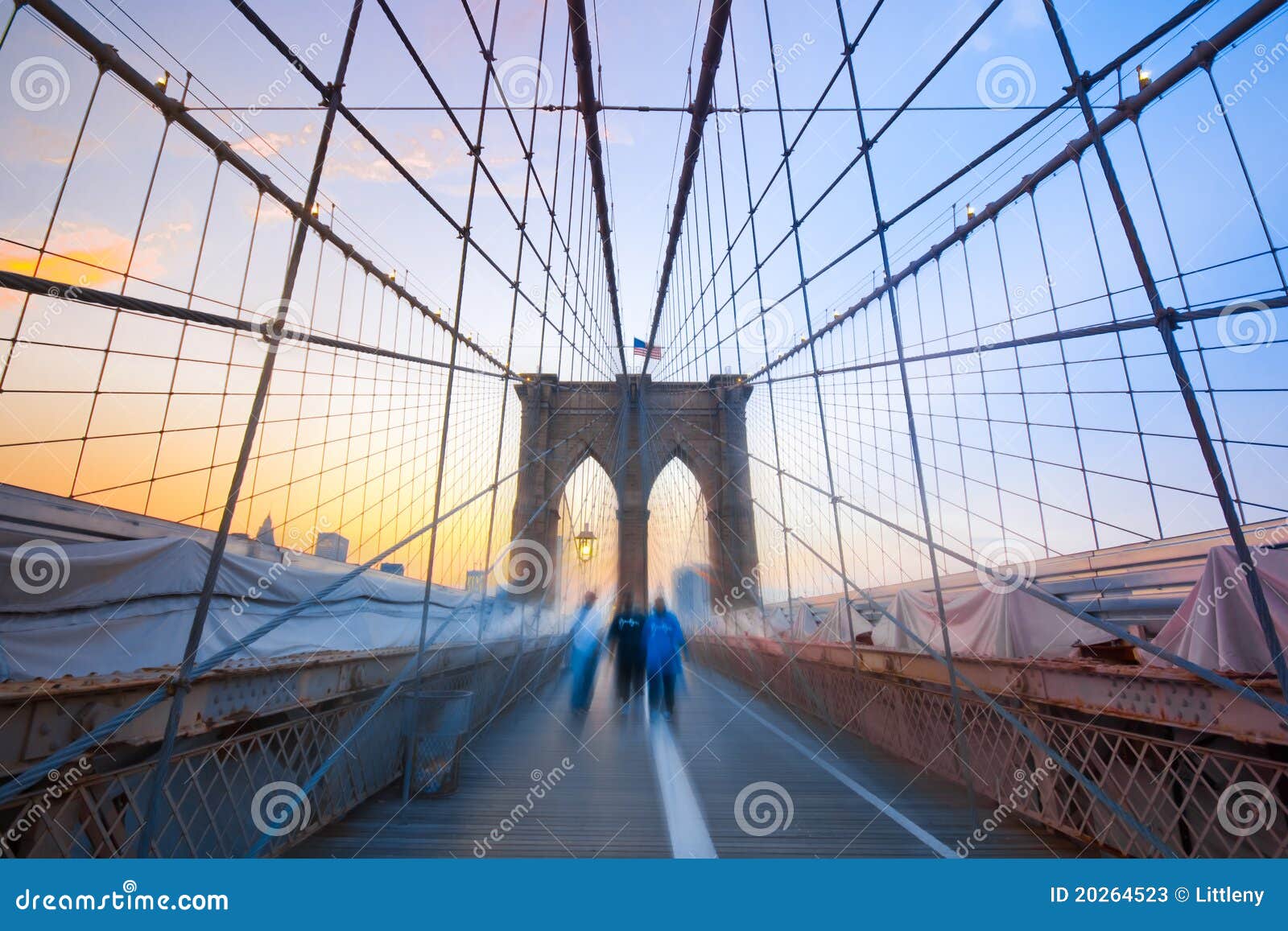 Chłopiec przerzucają most Brooklyn miasta ruchu nowego s zmierzch York