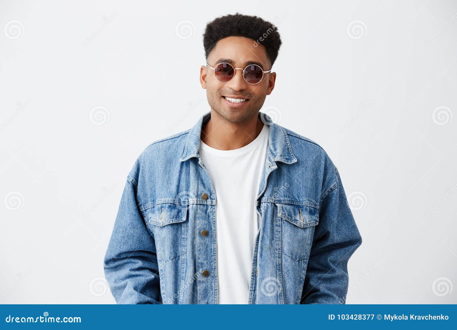 Ciérrese Para Arriba De Hombre De Piel Morena De Moda Alegre Apuesto Joven  Con El Peinado Afro En La Camisa Blanca Debajo Del Dri Imagen de archivo -  Imagen de saludo, lifestyle: