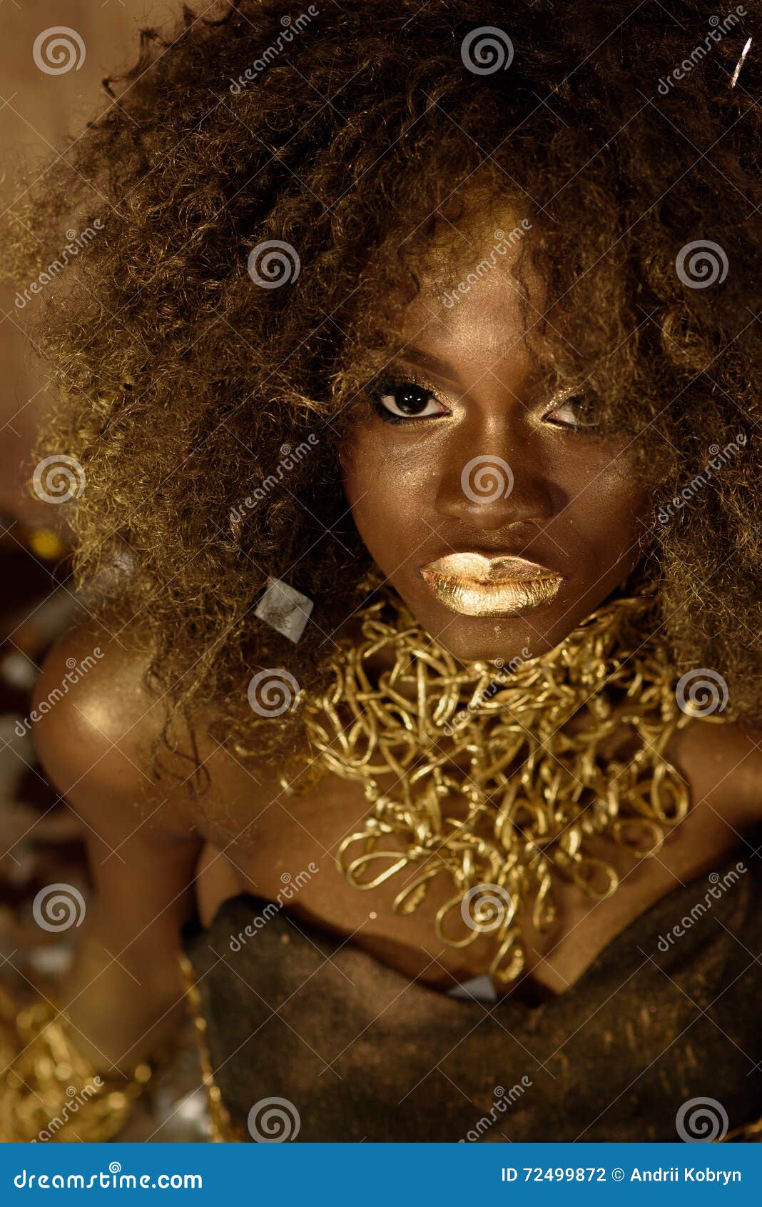 con las manos arriba mujer afroamericana con cabello rizado y ropa