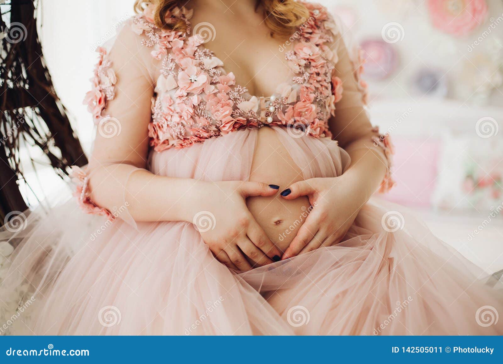 Ciérrese Para Arriba De Mujer Embarazada En El Vestido Largo Del Polvo Que  Toca El Estómago Imagen de archivo - Imagen de estudio, felicidad: 142505011