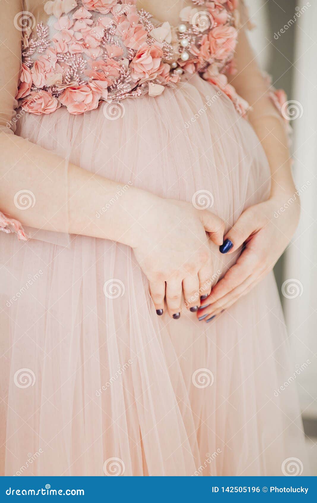Ciérrese Para Arriba De Mujer Embarazada En El Vestido Largo Del Polvo Que Toca El Estómago Foto de archivo - Imagen de lifestyle, dulzura: 142505196 Ciérrese Para Arriba De Mujer Embarazada En El Vestido Largo Del Polvo Que Toca El Estómago Foto de archivo - Imagen de lifestyle, dulzura: 142505196