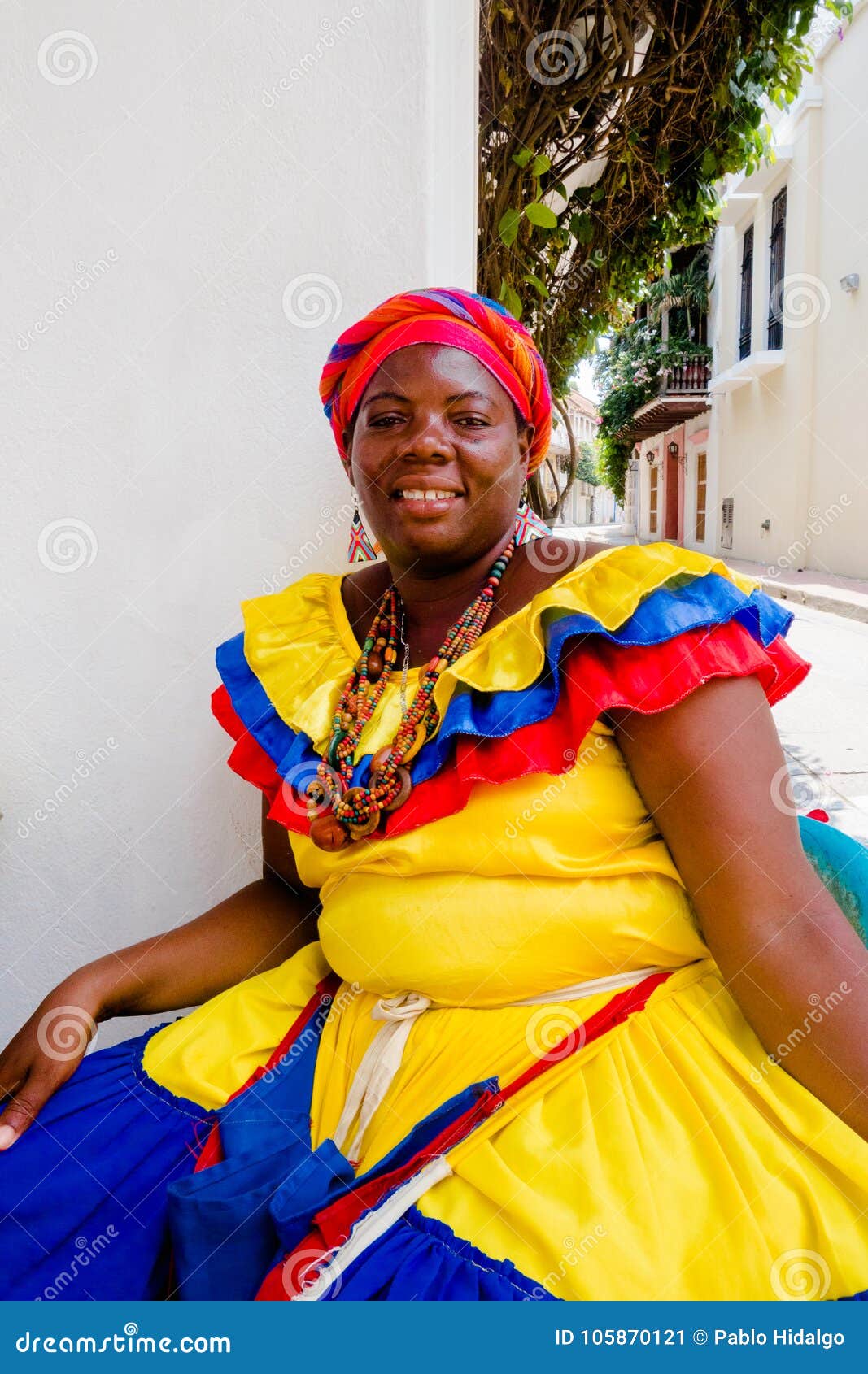 Ciérrese Para Arriba De Mujer En Traje Tradicional En Cartagena De Indias,  Colombia Foto editorial - Imagen de cityscape, caribe: 105870121