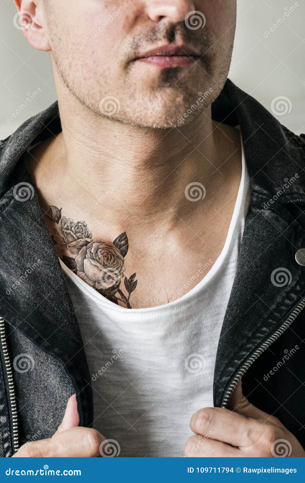Ciérrese Para Arriba De Tatuaje En El Pecho De Un Hombre Foto de archivo -  Imagen de cierre, inconformista: 109711794