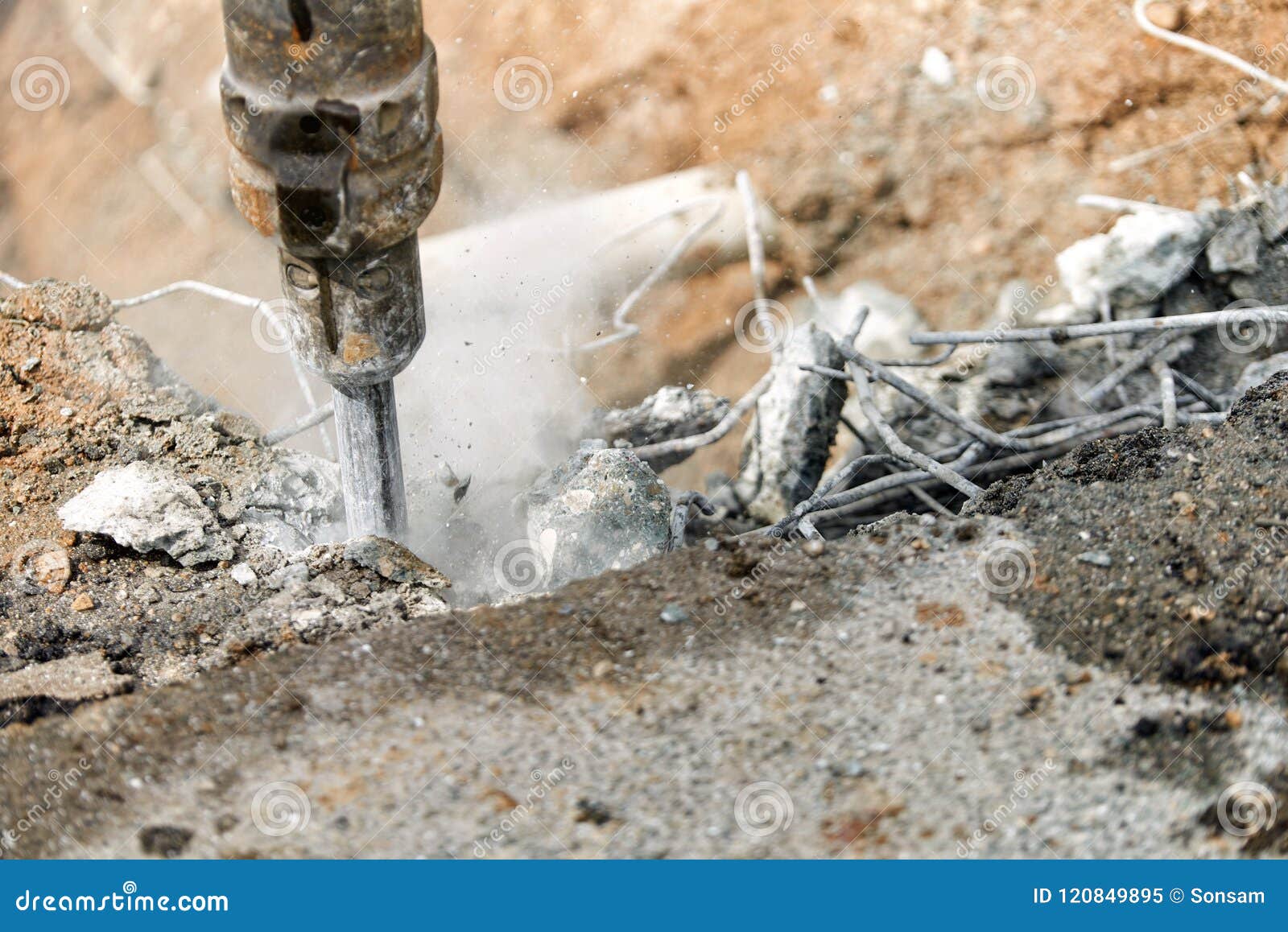 Ciérrese Para Arriba Del Martillo Perforador - Hombre Del Trabajador Que  Usa Un Martillo Perforador Para Perforar En El Hormigón Imagen de archivo -  Imagen de pesado, arruinado: 120849895