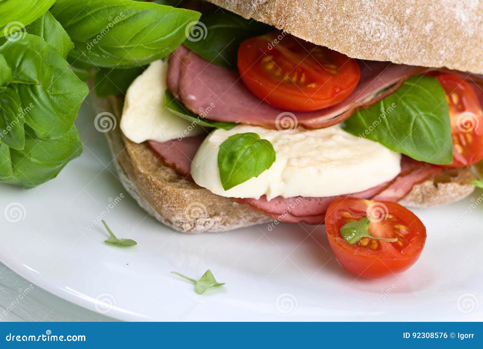 Ciabatta Mit Schinken, Mozzarella, Tomate Und Basilikum Stockfoto ...