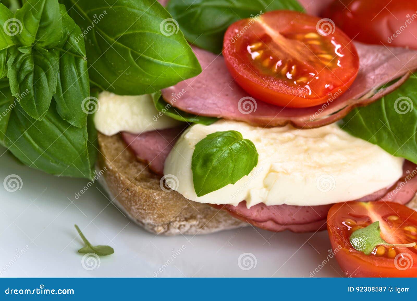 Ciabatta Mit Schinken, Mozzarella, Tomate Und Basilikum Stockbild ...